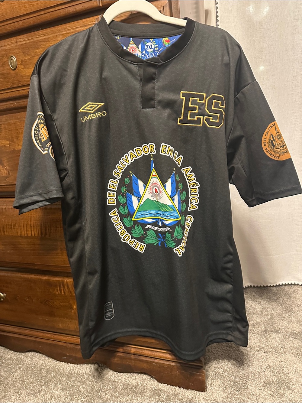 Umbro Black Men’s El Salvador Crest Soccer Jersey with Gold Accents